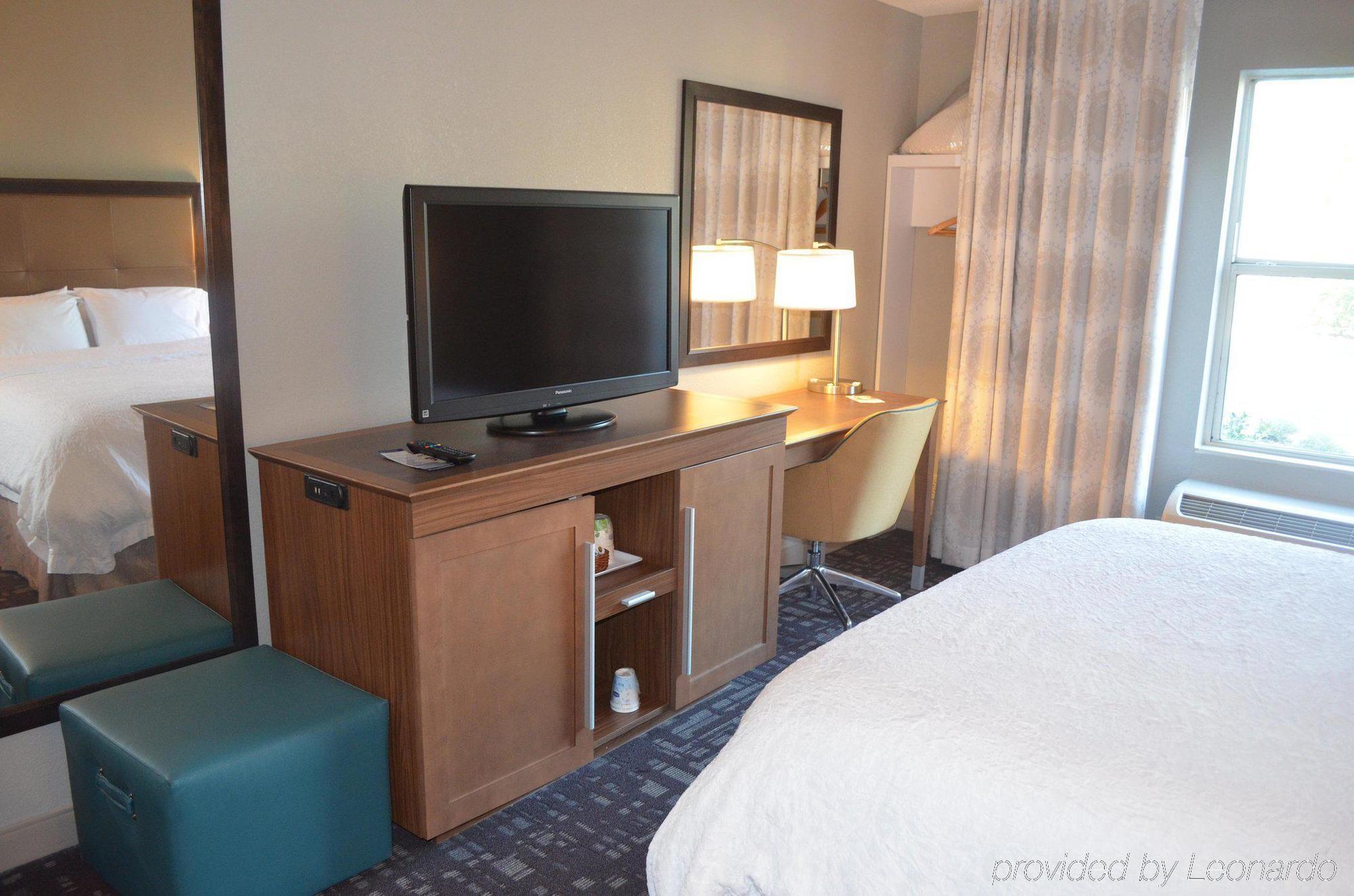 Hampton Inn & Suites Charlotte/Пайнвил Екстериор снимка